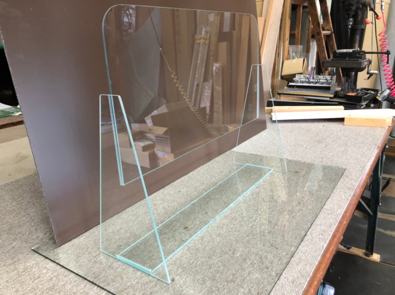 ５ｍｍの透明ガラスで作製したスニーズガード