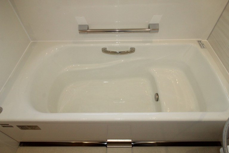 鋳物ホーロー浴槽：くつろぎラウンジ浴槽(ベンチ付)