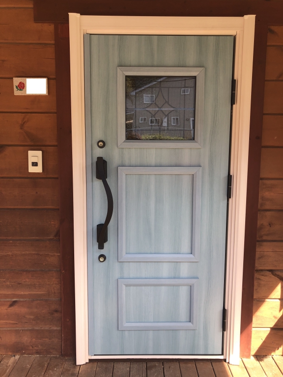 鮮やかなブルーで玄関の印象、ガラリと変化！