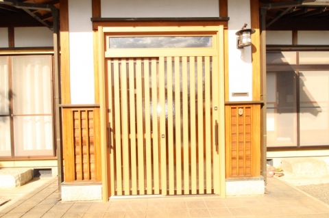 【下吉田店】玄関・勝手口を変え、家の印象が大変身！ 富士吉田市 Ｋ様邸
